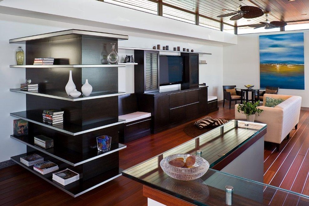 Réalisation d'un grand salon design ouvert avec un mur blanc, un téléviseur encastré et un sol en bois brun.