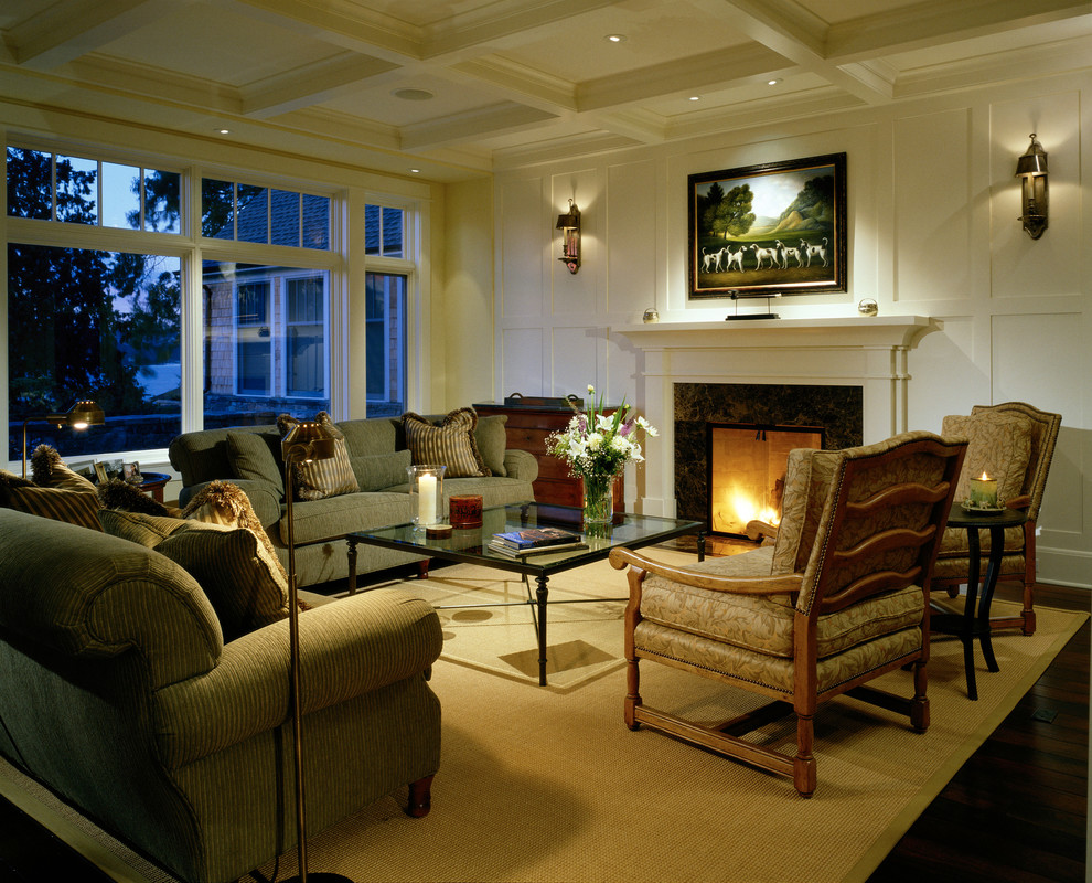 На фото: открытая гостиная комната в классическом стиле с белыми стенами, темным паркетным полом, стандартным камином и фасадом камина из камня без телевизора