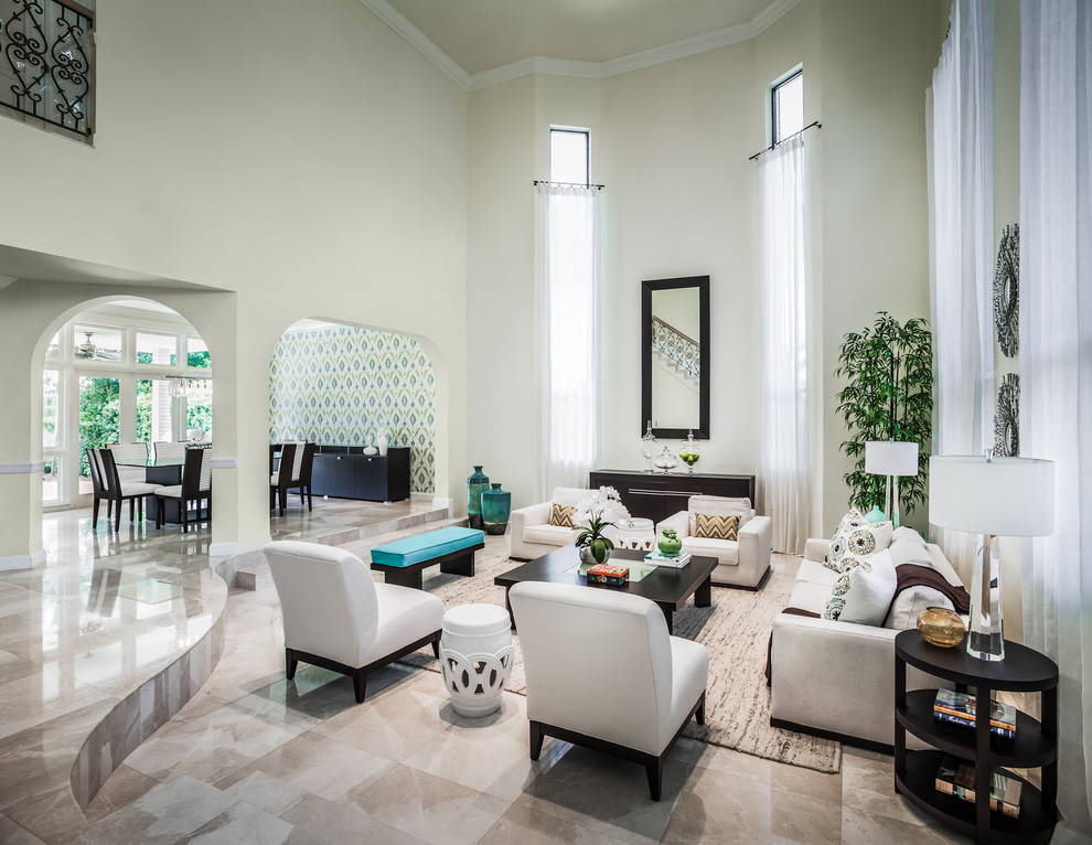 Fernseherloses, Offenes Modernes Wohnzimmer ohne Kamin mit beiger Wandfarbe in Miami
