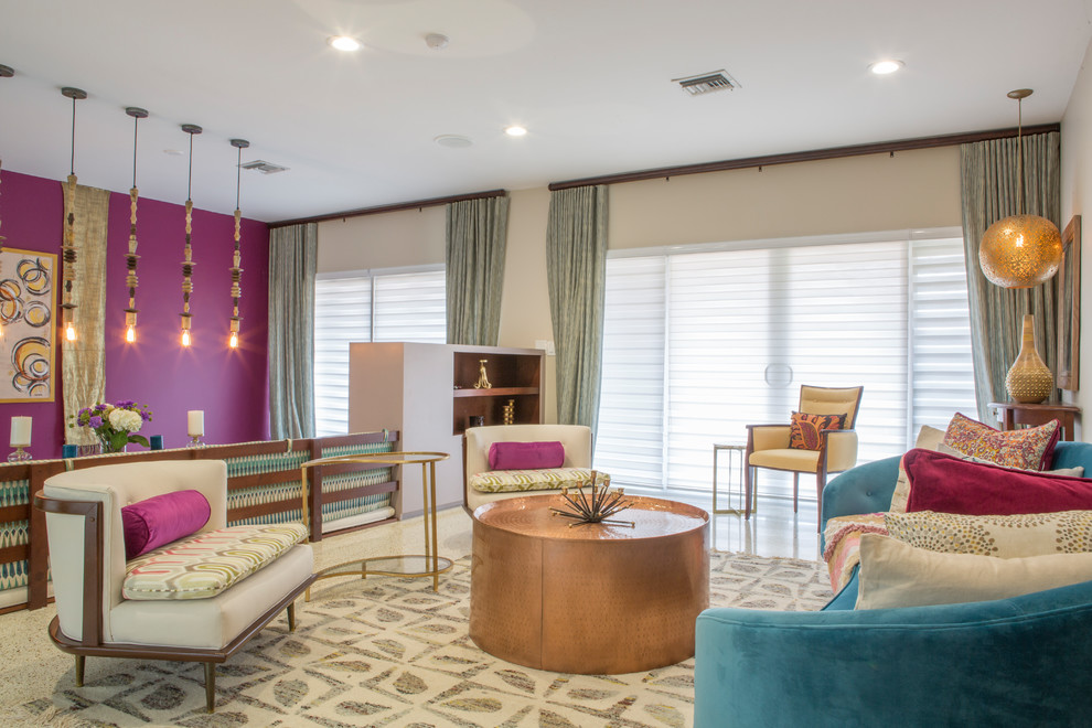Пример оригинального дизайна: большая парадная, открытая гостиная комната в стиле фьюжн с фиолетовыми стенами, полом из керамогранита и бежевым полом без камина, телевизора