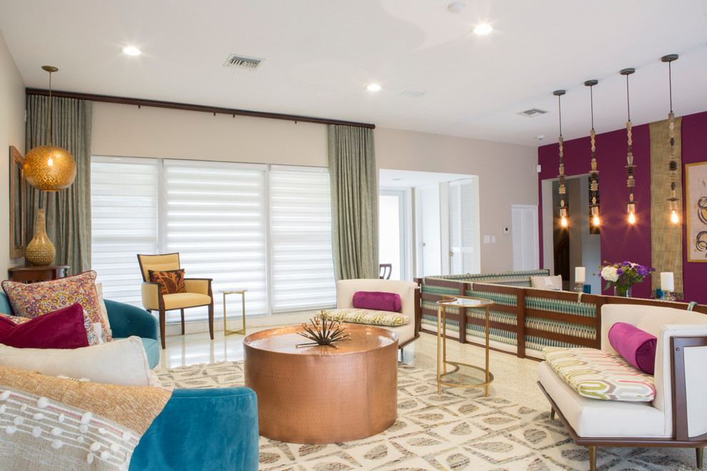 マイアミにある高級な広いエクレクティックスタイルのおしゃれなリビング (紫の壁、磁器タイルの床、暖炉なし、テレビなし、ベージュの床) の写真