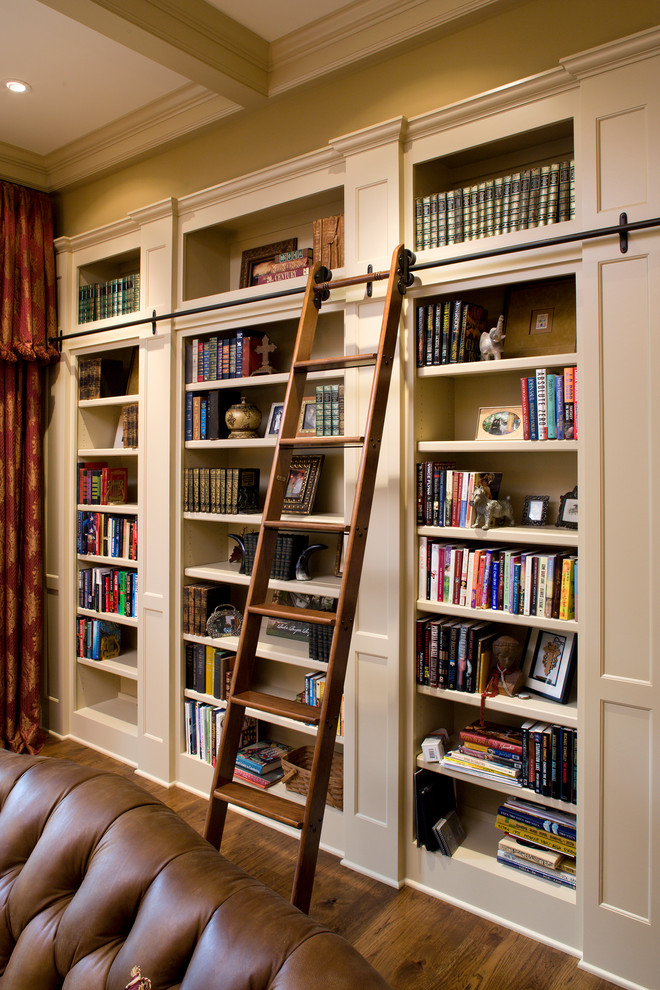 Источник вдохновения для домашнего уюта: большая открытая гостиная комната в классическом стиле с с книжными шкафами и полками