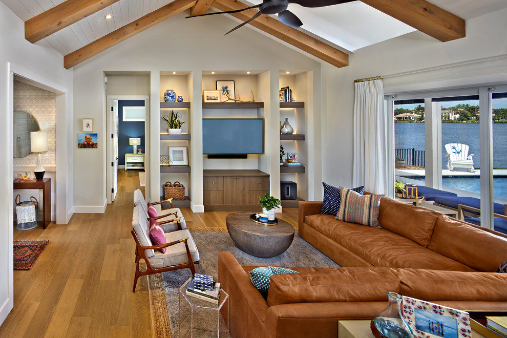Exemple d'un grand salon tendance ouvert avec un téléviseur encastré et un sol marron.