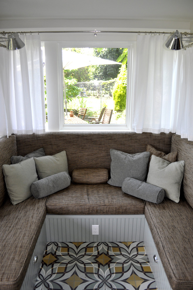На фото: маленькая гостиная комната в стиле рустика с белыми стенами и красивыми шторами без камина для на участке и в саду