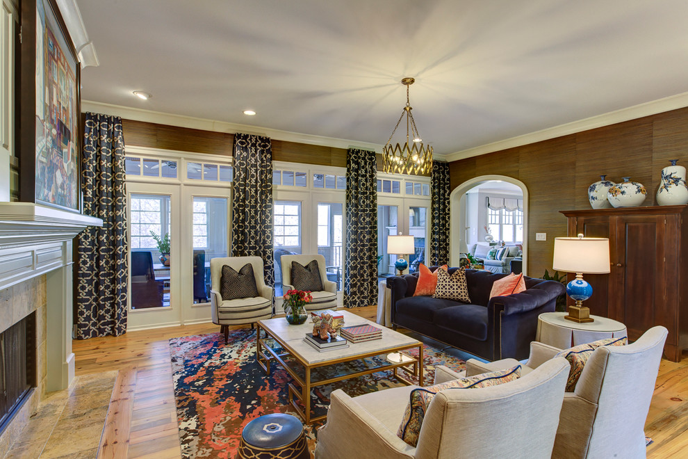 Пример оригинального дизайна: открытая гостиная комната среднего размера:: освещение в классическом стиле с коричневыми стенами, светлым паркетным полом, стандартным камином и фасадом камина из камня