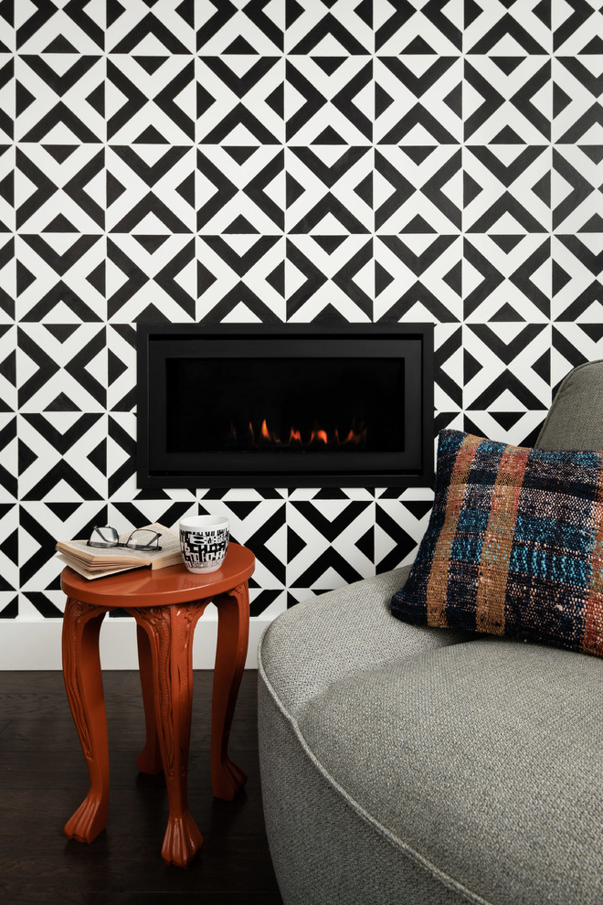 シアトルにある高級な中くらいな北欧スタイルのおしゃれなLDK (白い壁、濃色無垢フローリング、標準型暖炉、壁掛け型テレビ、茶色い床) の写真