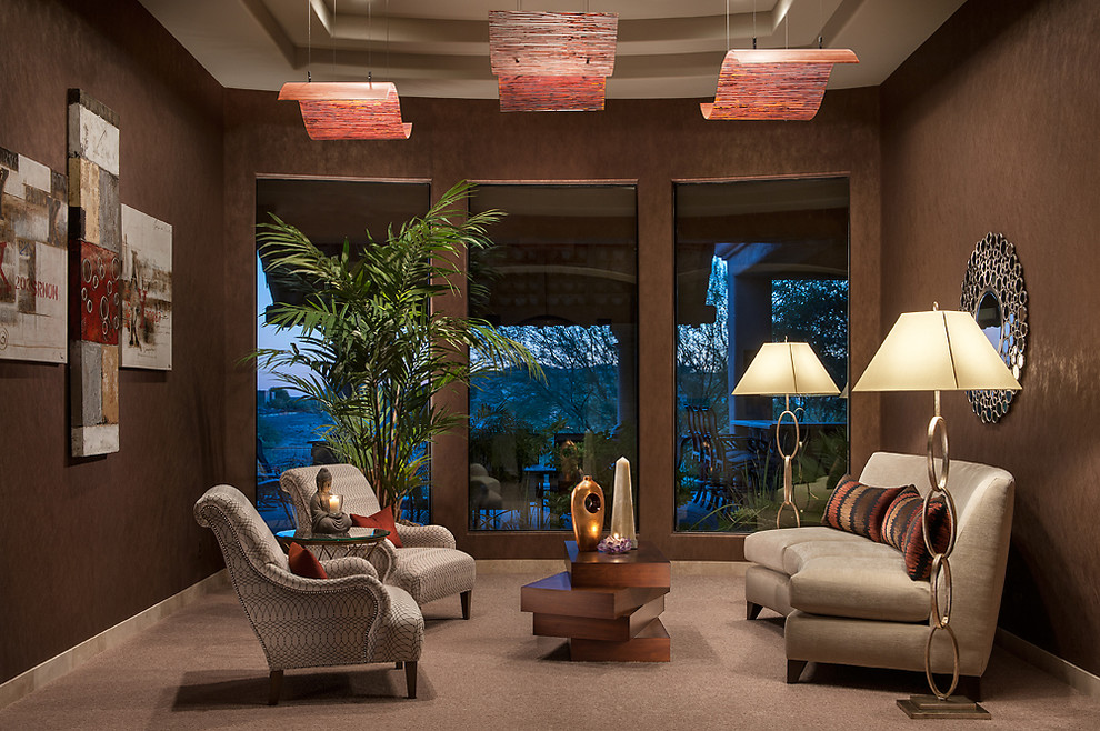 Idée de décoration pour un grand salon design ouvert avec un mur marron et moquette.