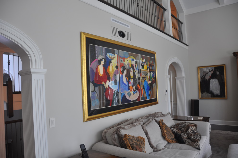 Пример оригинального дизайна: большая парадная гостиная комната в классическом стиле с серыми стенами, ковровым покрытием, скрытым телевизором и серым полом