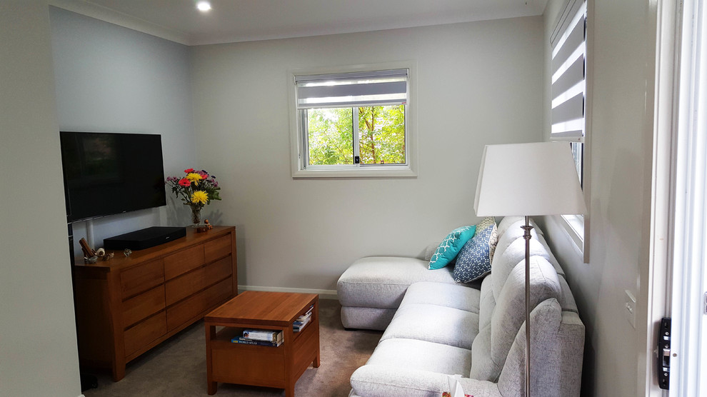 Diseño de salón abierto tradicional pequeño con paredes grises, moqueta y televisor colgado en la pared