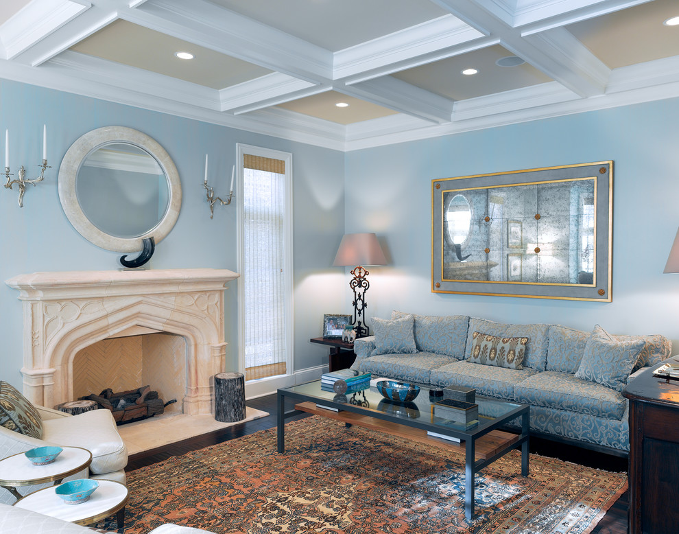 Источник вдохновения для домашнего уюта: парадная гостиная комната в классическом стиле с синими стенами, стандартным камином и синим диваном без телевизора