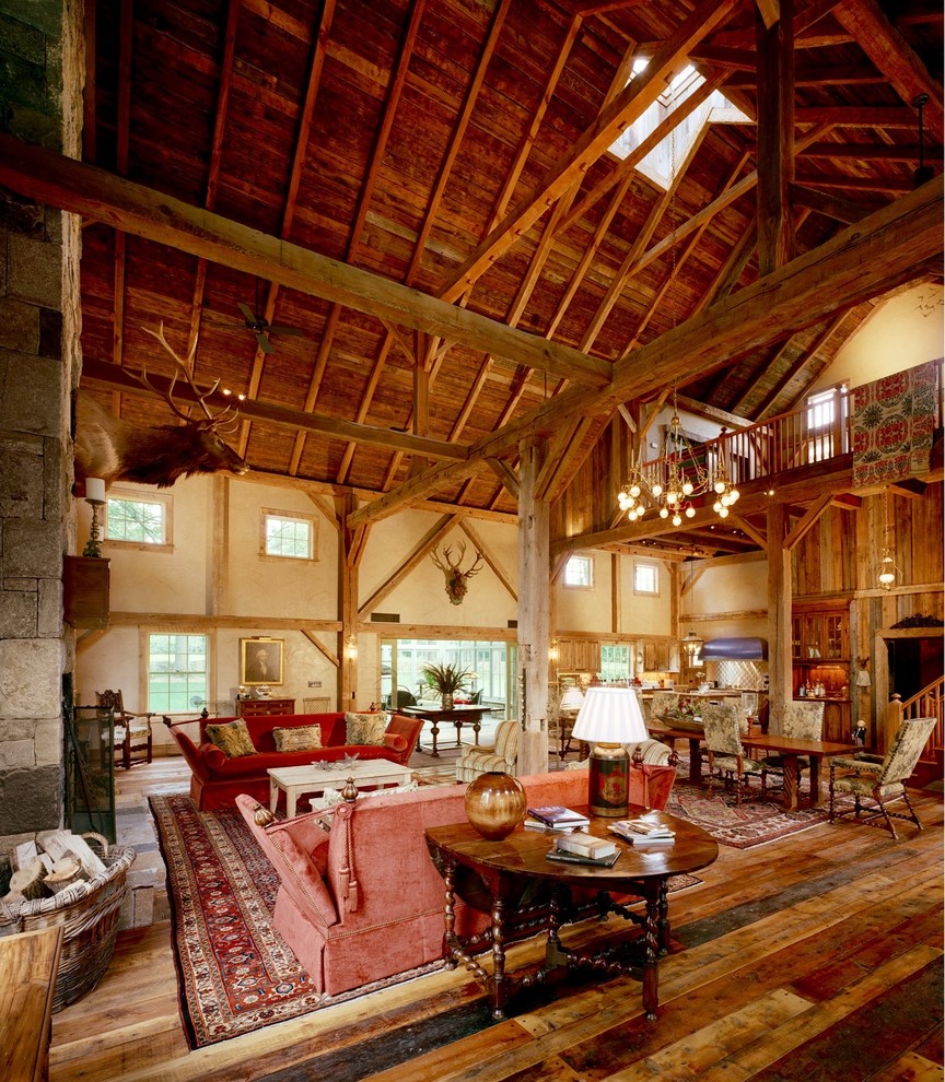 Imagen de salón de estilo de casa de campo con suelo de madera en tonos medios y todas las chimeneas