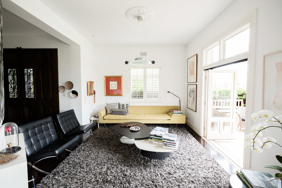Immagine di un soggiorno design di medie dimensioni e aperto con pareti bianche