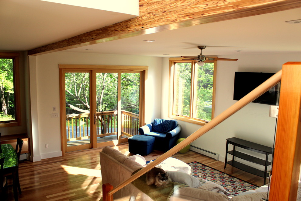 Foto di un soggiorno design di medie dimensioni e aperto con pareti beige, parquet chiaro, nessun camino e TV a parete