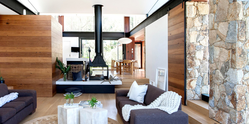 Mittelgroßes, Offenes Modernes Wohnzimmer mit weißer Wandfarbe, braunem Holzboden, Tunnelkamin und TV-Wand in Melbourne