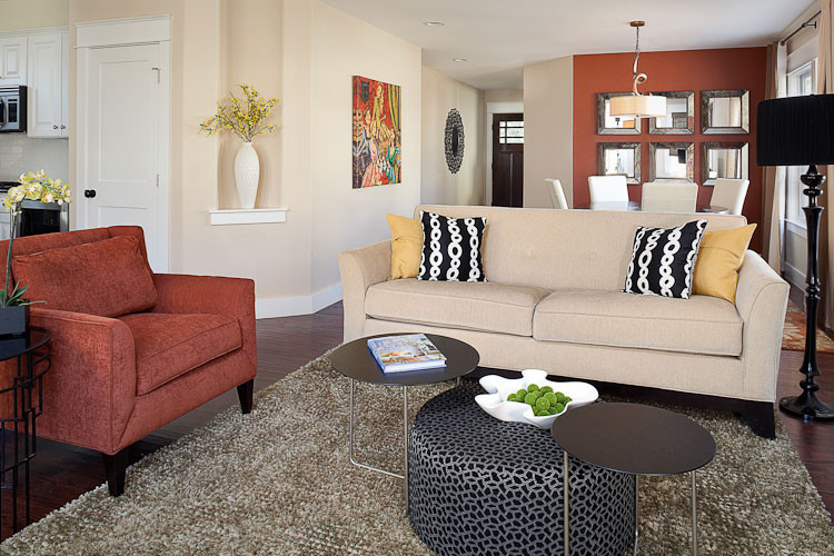 Foto di un soggiorno minimal di medie dimensioni e aperto con pareti beige e parquet scuro