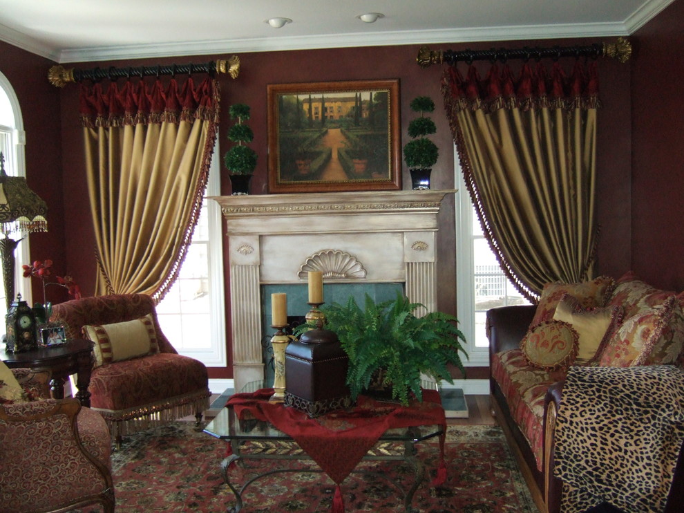 Foto på ett vintage separat vardagsrum, med röda väggar, en standard öppen spis och en spiselkrans i trä