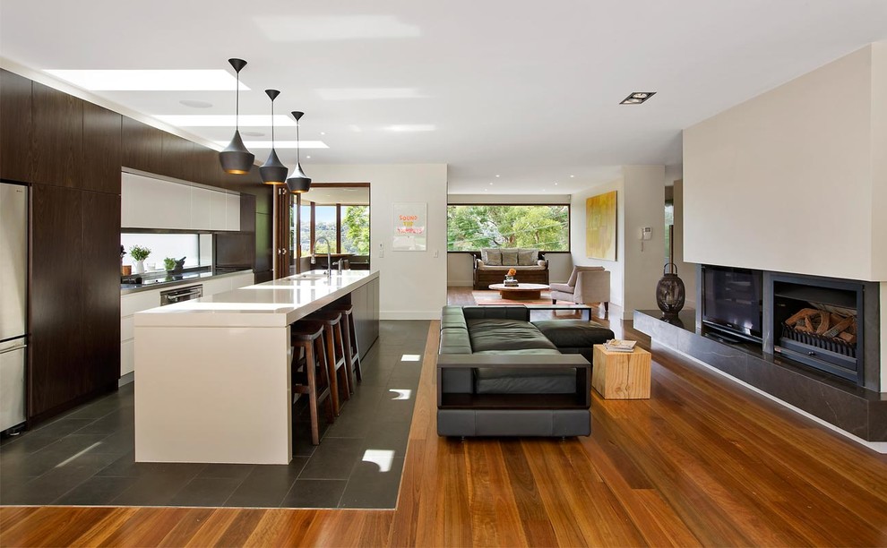 Repräsentatives, Offenes Modernes Wohnzimmer mit beiger Wandfarbe, braunem Holzboden, Gaskamin und Multimediawand in Sydney