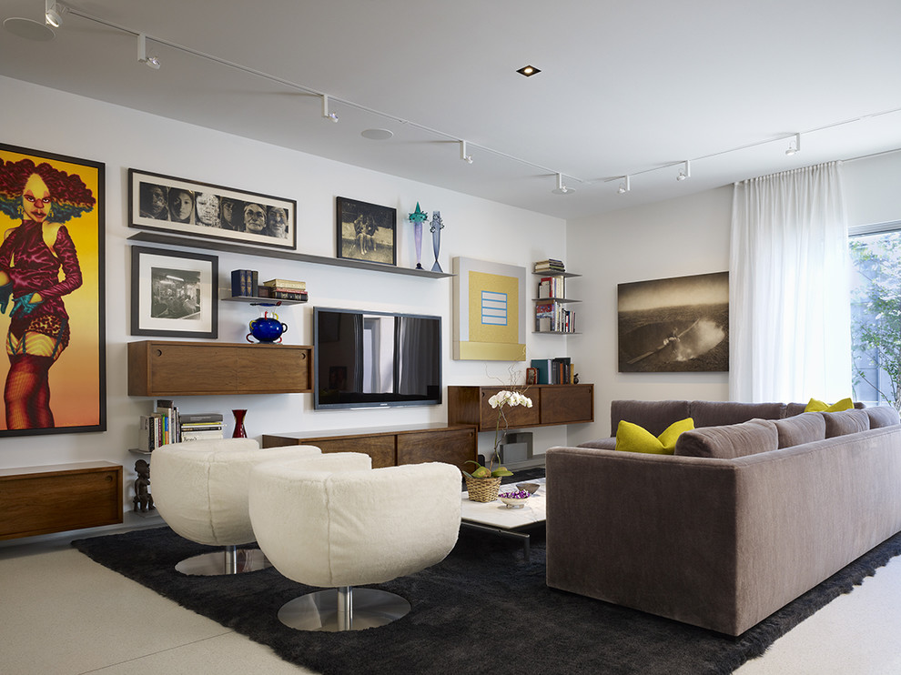 Esempio di un soggiorno minimal con pareti bianche, TV a parete e tappeto