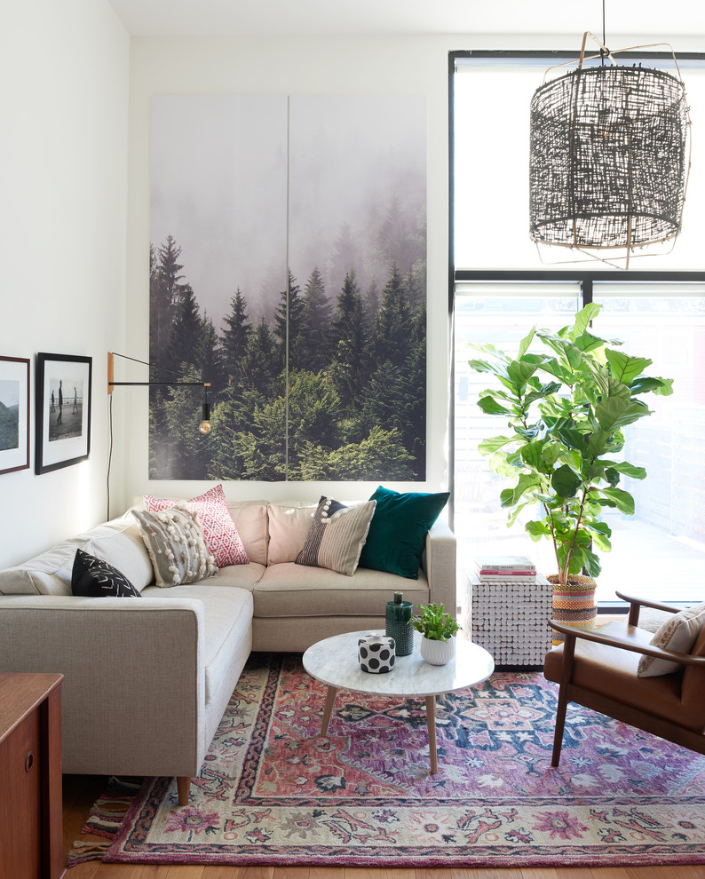 Mittelgroßes, Repräsentatives, Fernseherloses, Abgetrenntes Modernes Wohnzimmer ohne Kamin mit weißer Wandfarbe, braunem Holzboden und braunem Boden in Toronto