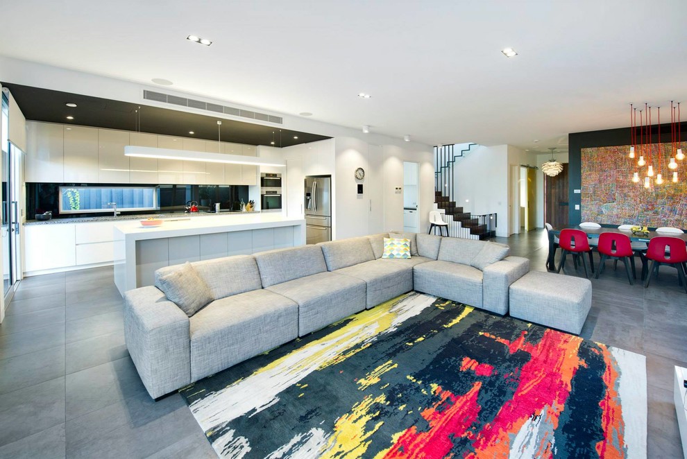 Offenes Modernes Wohnzimmer mit weißer Wandfarbe und Schieferboden in Melbourne