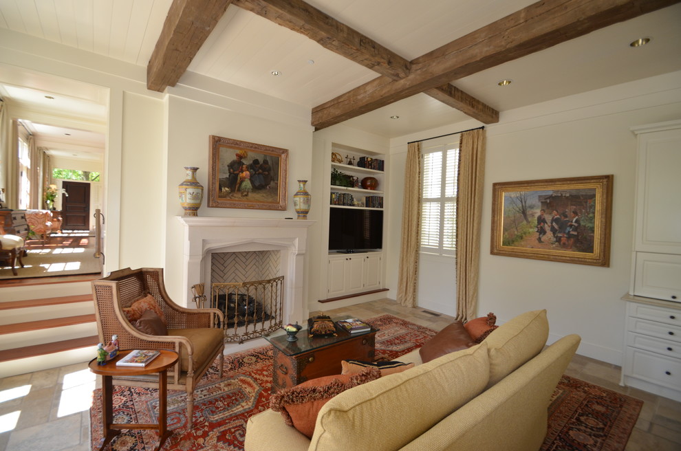 Klassisk inredning av ett vardagsrum, med beige väggar och en inbyggd mediavägg