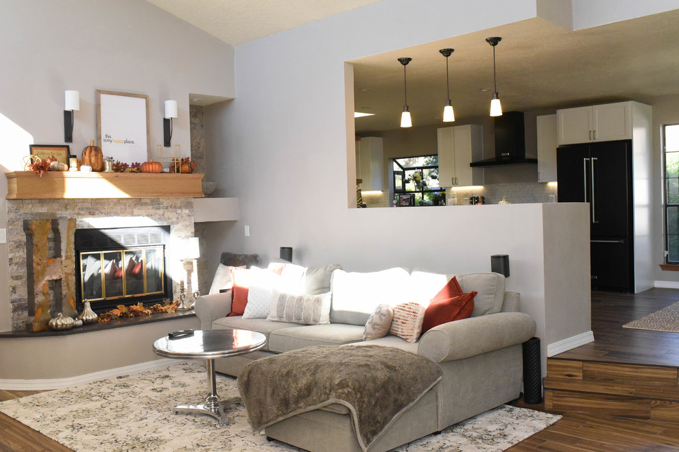 Пример оригинального дизайна: гостиная комната среднего размера в современном стиле с белыми стенами, полом из керамогранита, стандартным камином и фасадом камина из камня