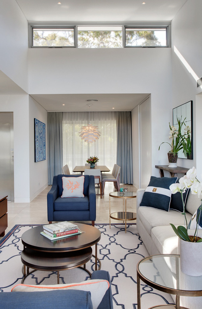 Immagine di un soggiorno eclettico di medie dimensioni e aperto con pareti bianche, pavimento in travertino e pavimento beige