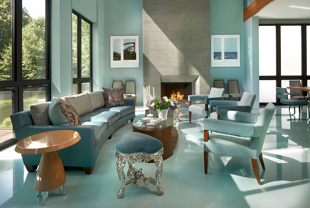 Idee per un soggiorno classico aperto con sala formale, pareti blu, camino classico e pavimento blu