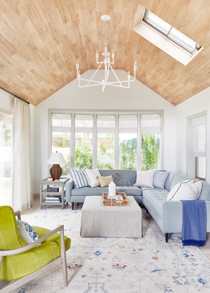 Ispirazione per un soggiorno stile marinaro con pareti bianche, parquet chiaro e pavimento beige