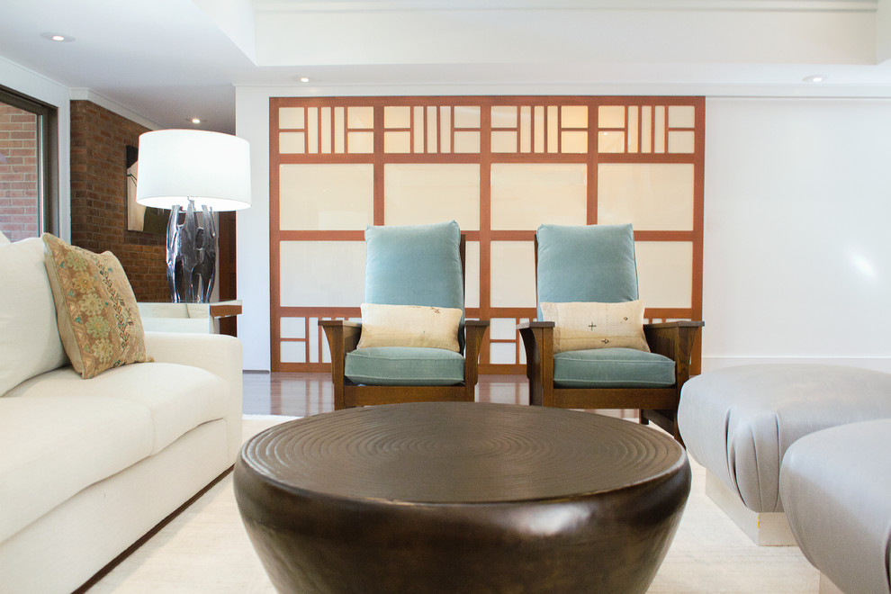 Пример оригинального дизайна: большая парадная, открытая гостиная комната в стиле модернизм с белыми стенами, темным паркетным полом, стандартным камином, мультимедийным центром, коричневым полом и фасадом камина из кирпича