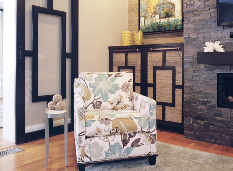 Mittelgroßes, Offenes Modernes Wohnzimmer mit beiger Wandfarbe, braunem Holzboden, Gaskamin, Kaminumrandung aus Stein und TV-Wand in Raleigh