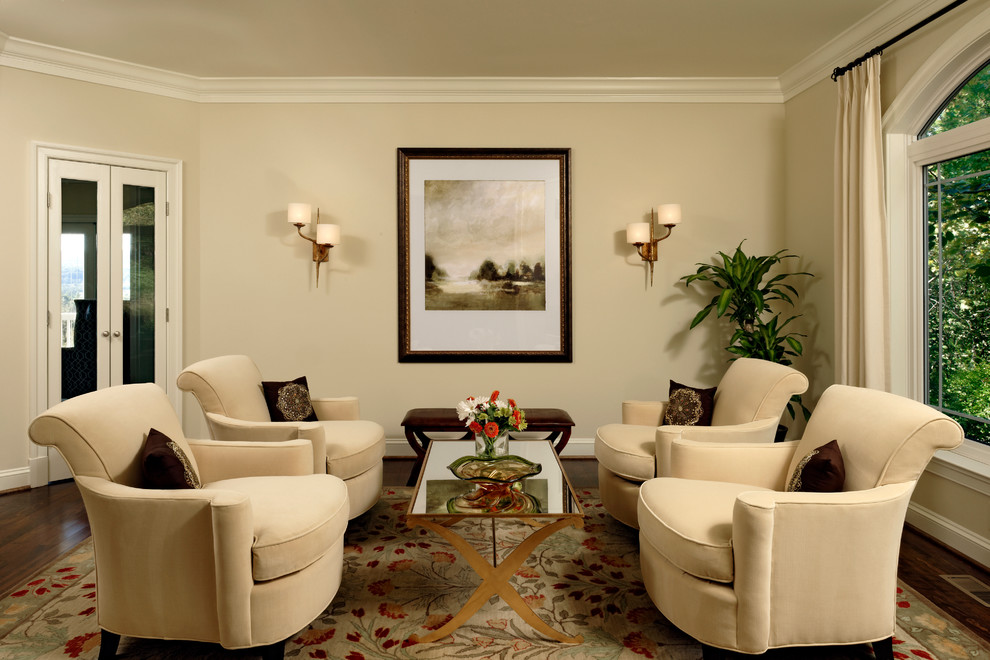 Ejemplo de salón para visitas cerrado clásico de tamaño medio con paredes beige y suelo de madera oscura