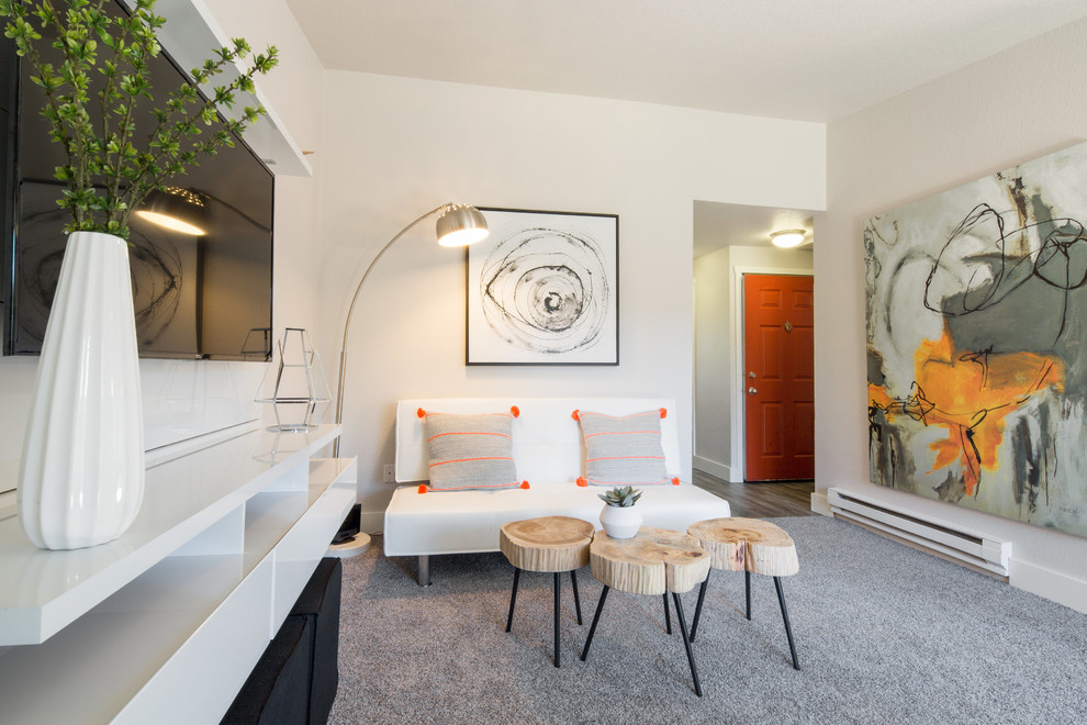 Idee per un soggiorno chic con pareti bianche, moquette e pavimento grigio