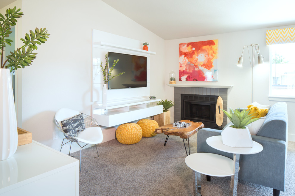 Aménagement d'un salon contemporain avec un mur blanc, moquette, une cheminée standard, un téléviseur fixé au mur et un sol gris.