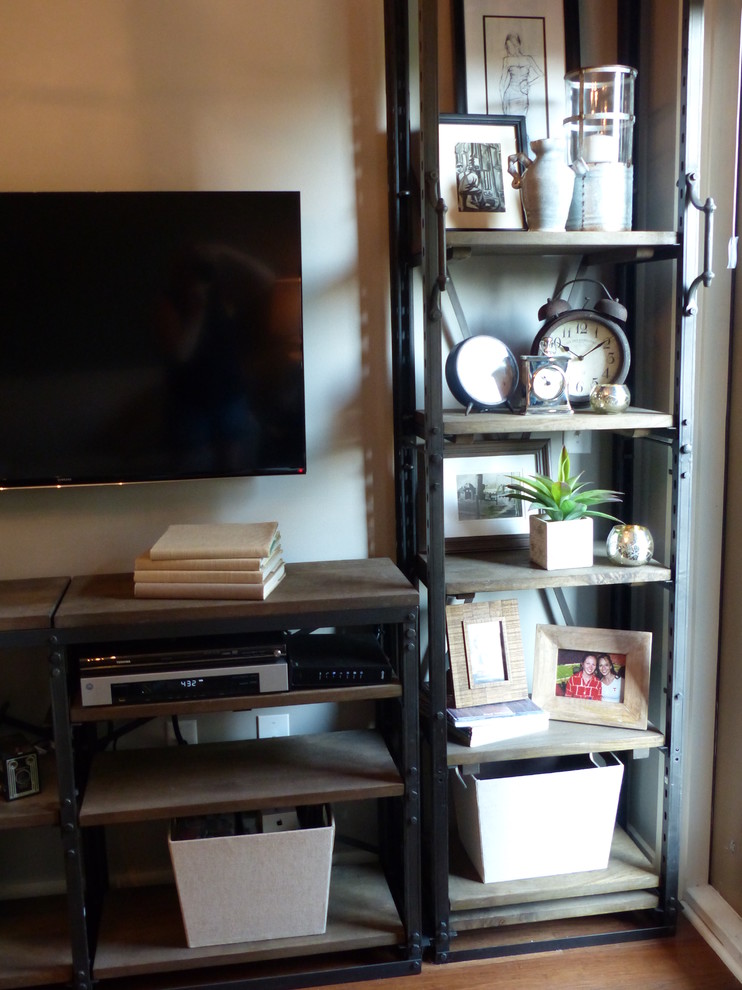 Bild på ett litet industriellt allrum med öppen planlösning, med grå väggar och en väggmonterad TV