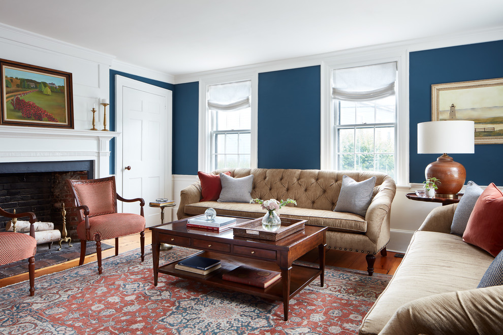 Idéer för att renovera ett vintage vardagsrum, med ett finrum, blå väggar, mellanmörkt trägolv, en standard öppen spis och brunt golv