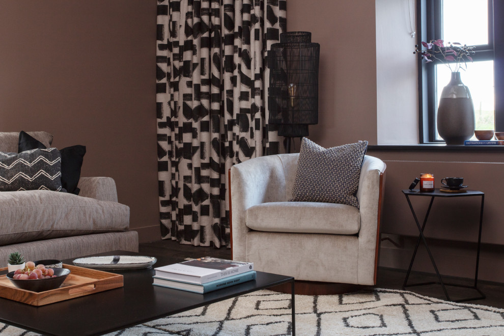Foto di un soggiorno minimal di medie dimensioni e aperto con pareti marroni, parquet scuro, parete attrezzata, pavimento marrone, soffitto a volta e pareti in legno