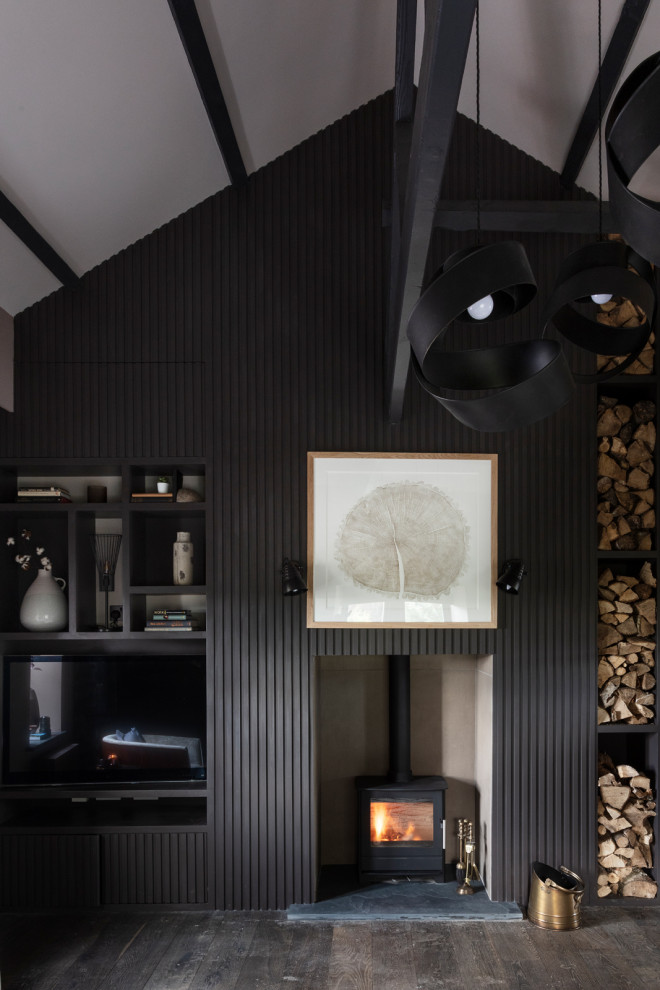 Cette image montre un salon design en bois de taille moyenne et ouvert avec un mur marron, parquet foncé, un téléviseur encastré, un sol marron et un plafond voûté.