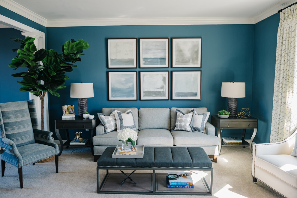 Источник вдохновения для домашнего уюта: гостиная комната в морском стиле с синими стенами, ковровым покрытием и бежевым полом