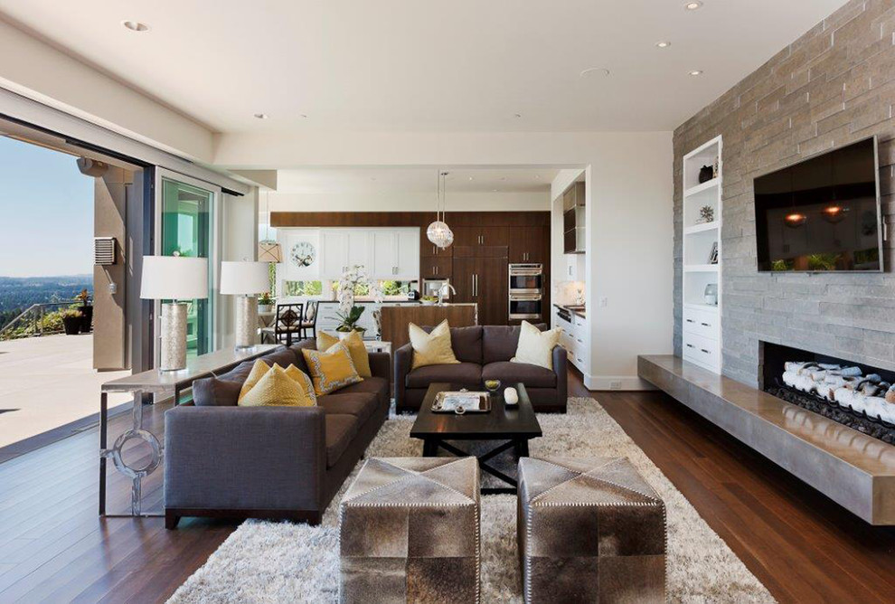 Идея дизайна: открытая гостиная комната в современном стиле с горизонтальным камином и телевизором на стене
