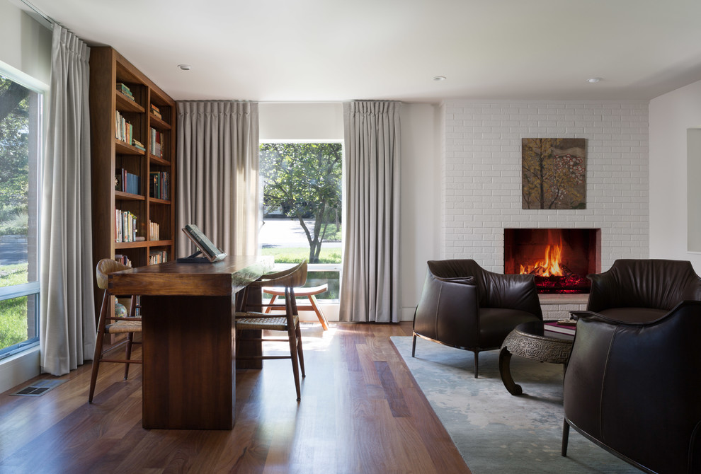 Idee per un soggiorno minimal di medie dimensioni con libreria, parquet scuro, camino classico e cornice del camino in mattoni
