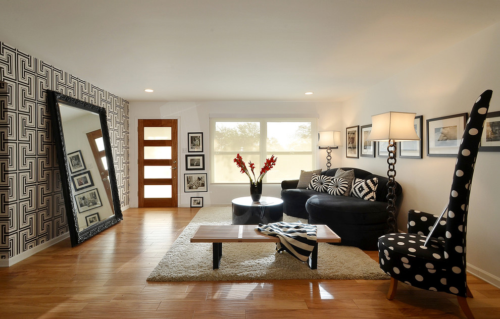 Imagen de salón para visitas contemporáneo sin chimenea y televisor con suelo de madera en tonos medios y paredes negras