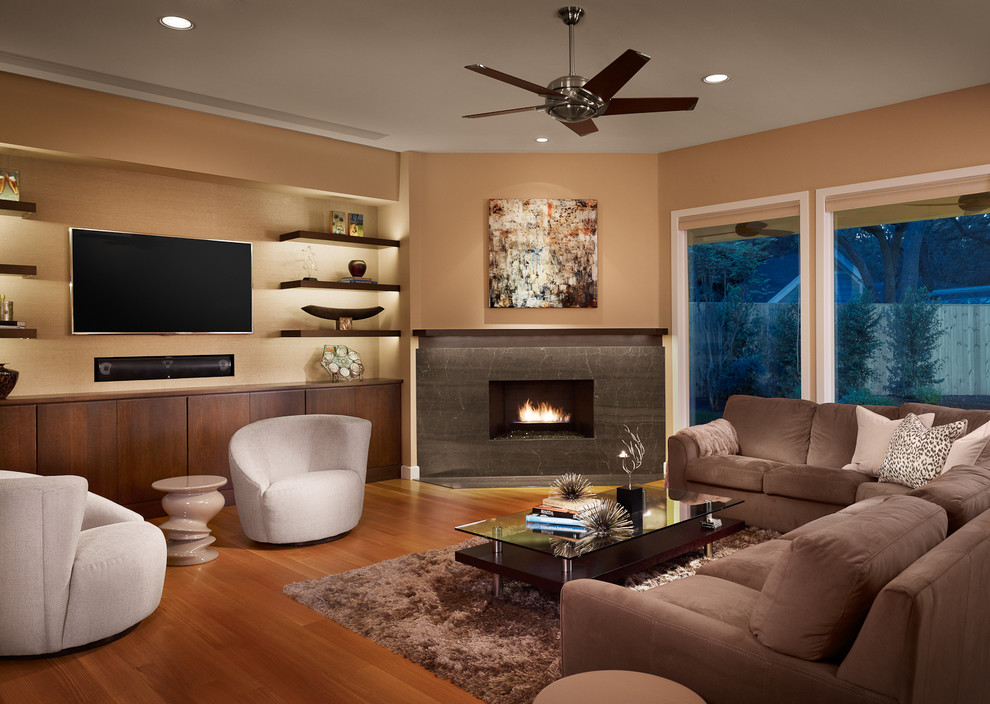 Идея дизайна: большая открытая гостиная комната в стиле ретро с коричневыми стенами, паркетным полом среднего тона, угловым камином, фасадом камина из плитки, телевизором на стене и коричневым полом