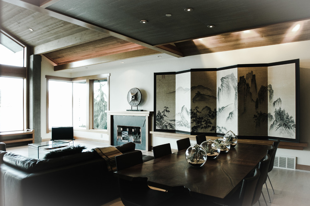 Großes, Repräsentatives, Fernseherloses, Offenes Modernes Wohnzimmer mit grauer Wandfarbe, hellem Holzboden, Kamin und Kaminumrandung aus Metall in Seattle