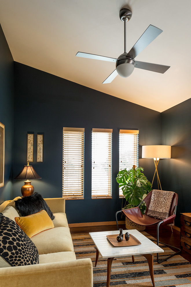 Ejemplo de salón cerrado asiático de tamaño medio con paredes azules, suelo de madera en tonos medios, televisor independiente y suelo marrón