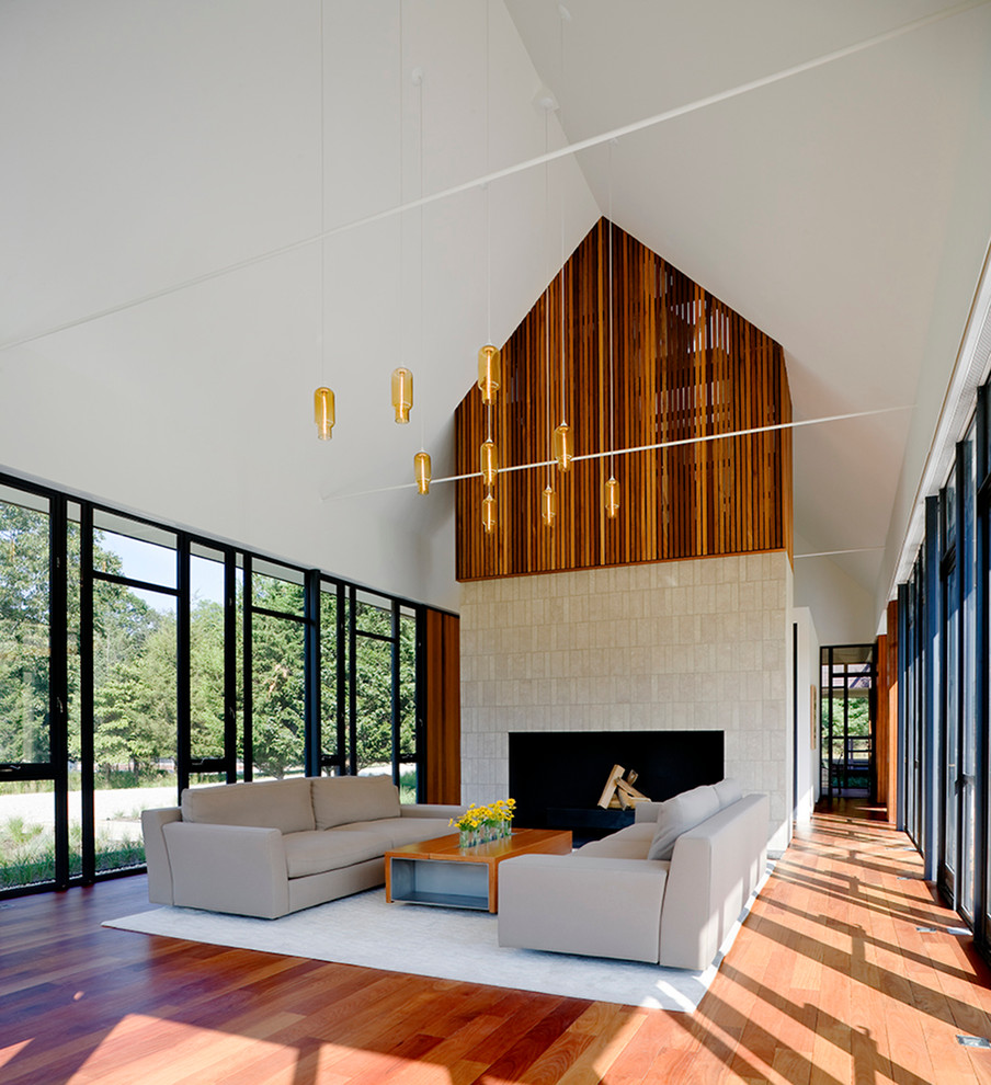 Idée de décoration pour un salon champêtre ouvert avec une salle de réception, un mur blanc, un sol en bois brun et une cheminée standard.
