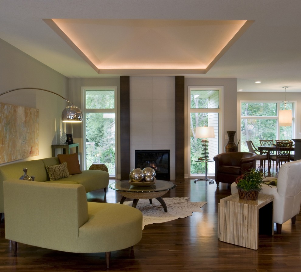 Источник вдохновения для домашнего уюта: открытая гостиная комната в стиле модернизм с стандартным камином