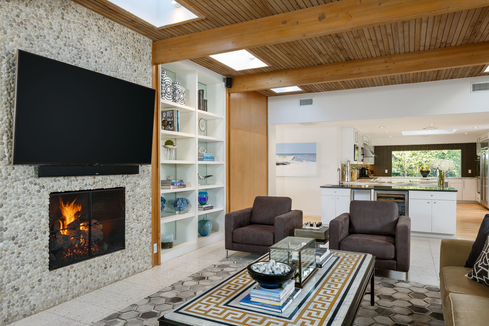 Exempel på ett mellanstort klassiskt allrum med öppen planlösning, med flerfärgade väggar, en hängande öppen spis, en spiselkrans i trä och en väggmonterad TV