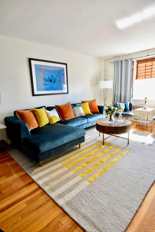 Großes, Offenes Retro Wohnzimmer ohne Kamin mit beiger Wandfarbe, hellem Holzboden, TV-Wand und braunem Boden in New York