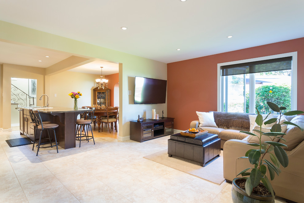 Свежая идея для дизайна: открытая гостиная комната среднего размера в классическом стиле с оранжевыми стенами, полом из керамической плитки и телевизором на стене без камина - отличное фото интерьера